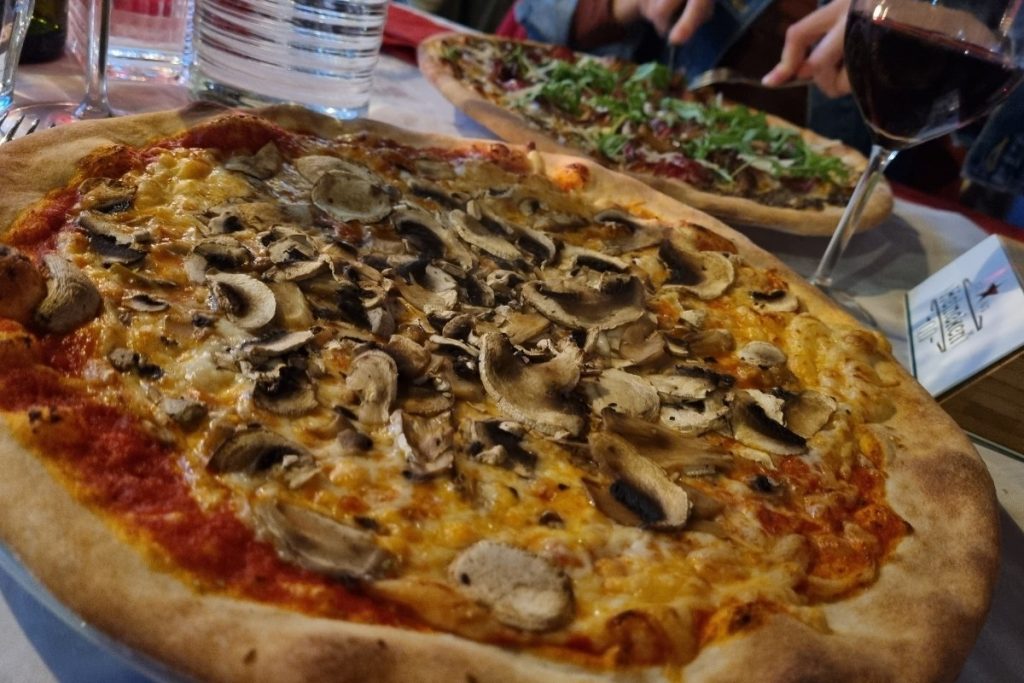 pizza funghi bij monterosso
