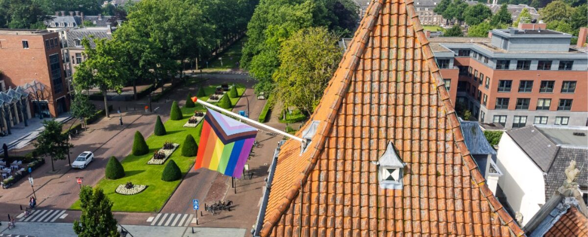 gemeentehuis zeist regenboogvlag coming out day
