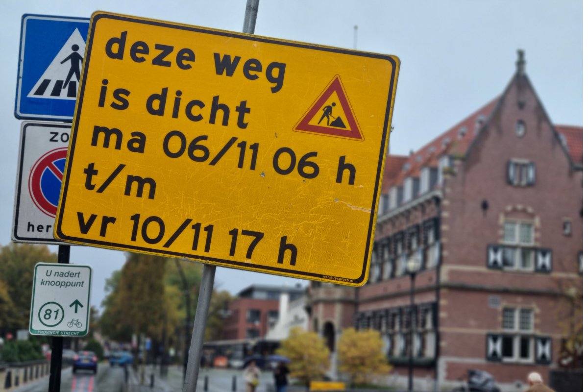 Let Op Komende Week Het Rond Voor Gemeentehuis Afgesloten Voor Autoverkeer De Zeister Krant 1985